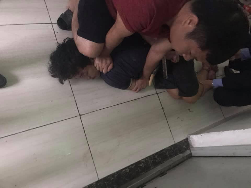 Quá trình khống chế đối tượng ngáo đá giết mẹ rất cực khổ