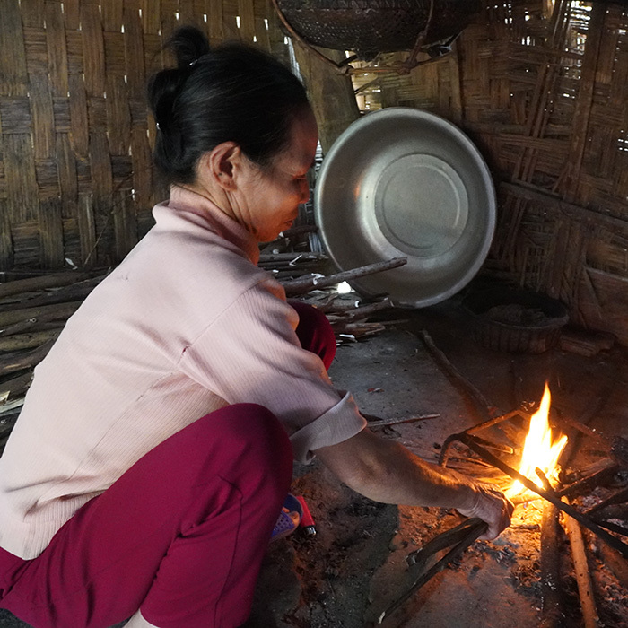 Người mẹ già ngày đêm vẫn nhớ thương về người con trai mà mình mang nặng đẻ đau