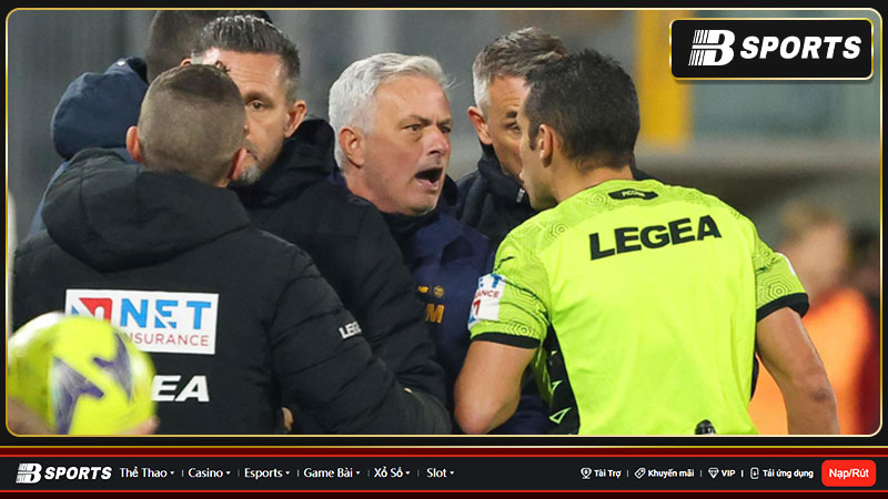 HLV Mourinho nhận thẻ đỏ ở thời điểm AS Roma gặp rất nhiều khó khăn HLV Mourinho nhận thẻ đỏ ở thời điểm AS Roma gặp rất nhiều khó khăn