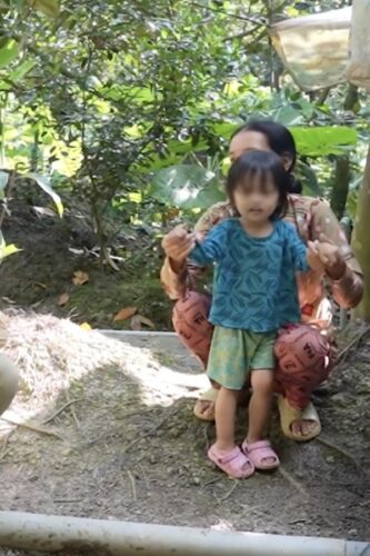 Bé gái 2 tuổi ở Tiền Giang