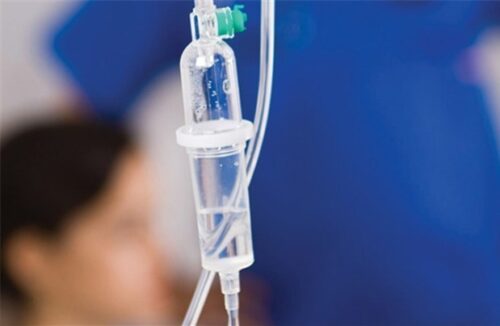 Bé gái 3 tuổi uống nhầm thuốc tẩy quần áo