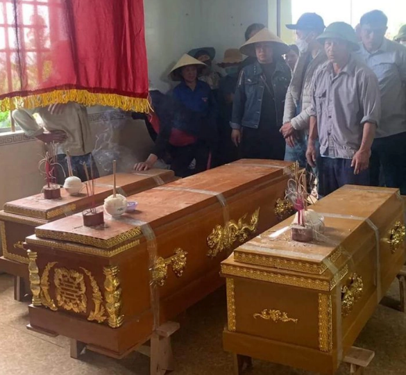 3 cỗ quan tài đặt song song 3 cỗ quan tài đặt song song