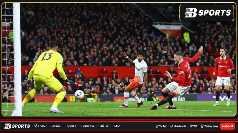 HLV Ten Hag của MU tung Casemiro vào sân