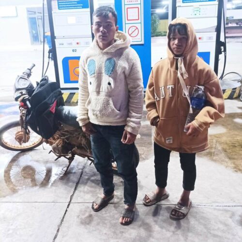 Anh em nghèo vượt đường xa được hỗ trợ về quê tiễn mẹ
