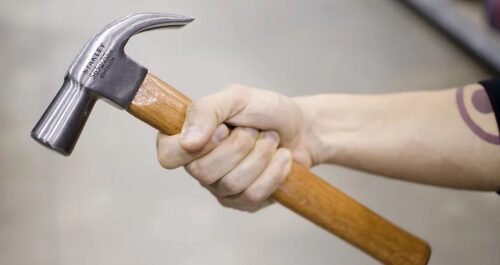 Cầm búa đánh người yêu cũ do ghen tuông