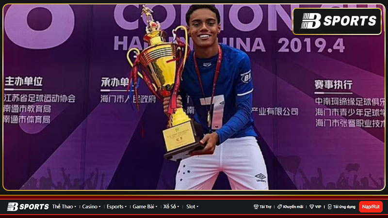 Joao Mendes là con trai của huyền thoại bóng đá Ronaldinho Joao Mendes là con trai của huyền thoại bóng đá Ronaldinho
