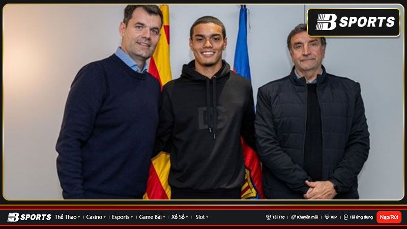 Barca ký hợp đồng với con trai Ronaldinho cho đến hết mùa hè năm 2024 Barca ký hợp đồng với con trai Ronaldinho cho đến hết mùa hè năm 2024