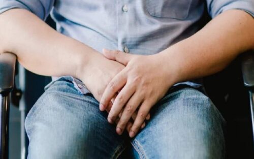 Nam thanh niên 27 tuổi suýt bị hoại tử do đeo nhẫn vào cho "cậu bé"