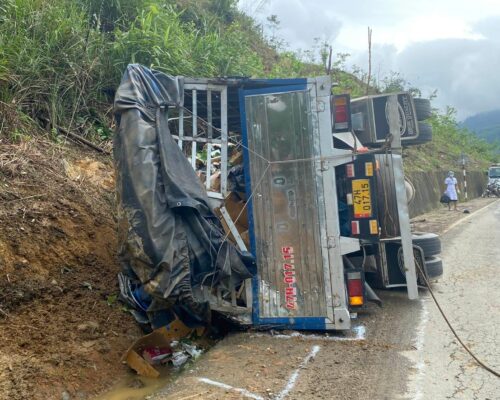 xe tải mất lái lao vào kè chắn sóng